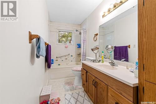 415 9Th Avenue Nw, Moose Jaw, SK - Indoor Photo Showing Bathroom