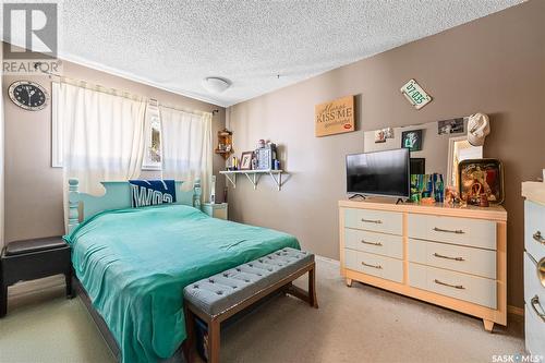 415 9Th Avenue Nw, Moose Jaw, SK - Indoor Photo Showing Bedroom