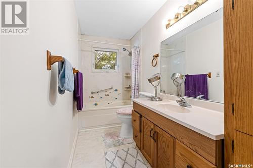 415 9Th Avenue Nw, Moose Jaw, SK - Indoor Photo Showing Bathroom