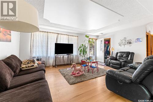 415 9Th Avenue Nw, Moose Jaw, SK - Indoor Photo Showing Living Room