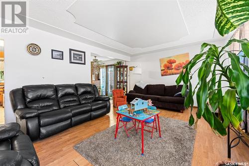 415 9Th Avenue Nw, Moose Jaw, SK - Indoor Photo Showing Living Room