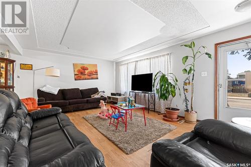 415 9Th Avenue Nw, Moose Jaw, SK - Indoor Photo Showing Living Room