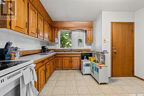 415 9Th Avenue Nw, Moose Jaw, SK - Indoor Photo Showing Kitchen