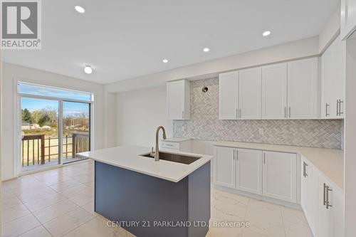 1352 Davis Loop, Innisfil, ON - Indoor Photo Showing Kitchen With Upgraded Kitchen