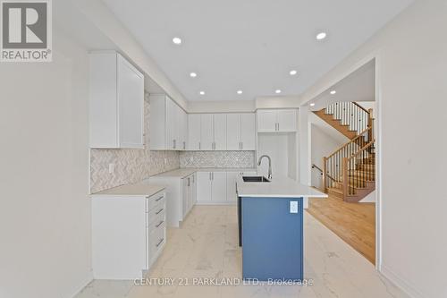 1352 Davis Loop, Innisfil, ON - Indoor Photo Showing Kitchen With Upgraded Kitchen