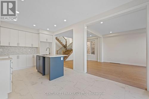 1352 Davis Loop, Innisfil, ON - Indoor Photo Showing Kitchen With Upgraded Kitchen