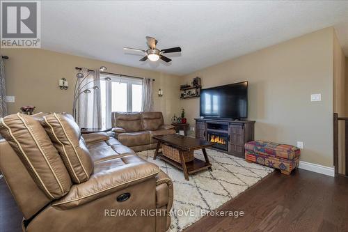 26 Hunter Avenue, Tay, ON - Indoor Photo Showing Living Room