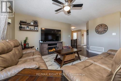 26 Hunter Avenue, Tay, ON - Indoor Photo Showing Living Room