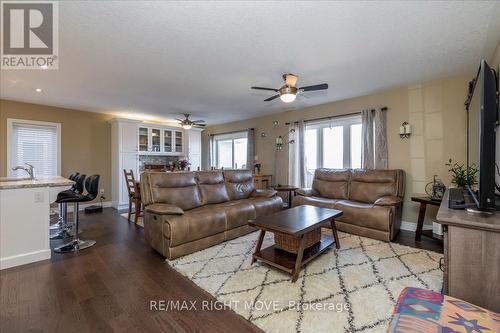 26 Hunter Avenue, Tay, ON - Indoor Photo Showing Living Room