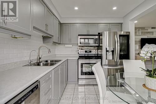 571 Blythwood Square, Oshawa, ON - Indoor Photo Showing Kitchen With Double Sink With Upgraded Kitchen