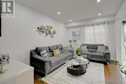 571 Blythwood Square, Oshawa, ON - Indoor Photo Showing Living Room