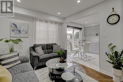 571 Blythwood Square, Oshawa, ON - Indoor Photo Showing Living Room