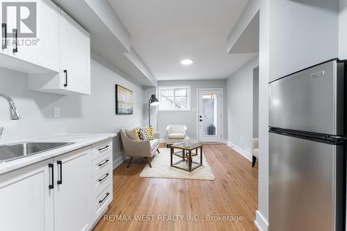 411 Main Street, Toronto, ON - Indoor Photo Showing Kitchen With Upgraded Kitchen