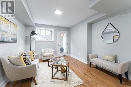 411 Main Street, Toronto, ON - Indoor Photo Showing Living Room