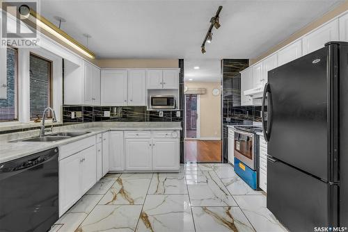 431 Chitek Crescent, Saskatoon, SK - Indoor Photo Showing Kitchen With Double Sink