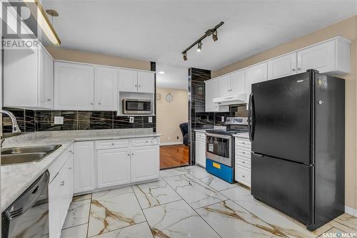 431 Chitek Crescent, Saskatoon, SK - Indoor Photo Showing Kitchen With Double Sink