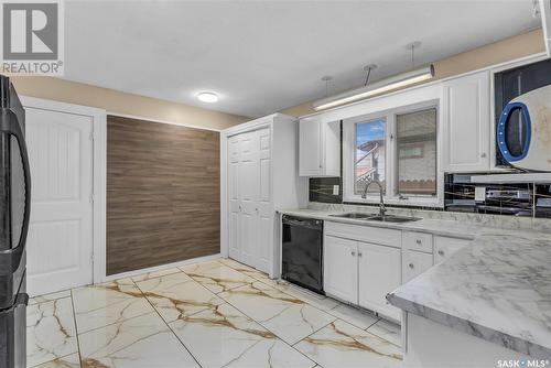 431 Chitek Crescent, Saskatoon, SK - Indoor Photo Showing Kitchen With Double Sink