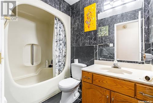 431 Chitek Crescent, Saskatoon, SK - Indoor Photo Showing Bathroom