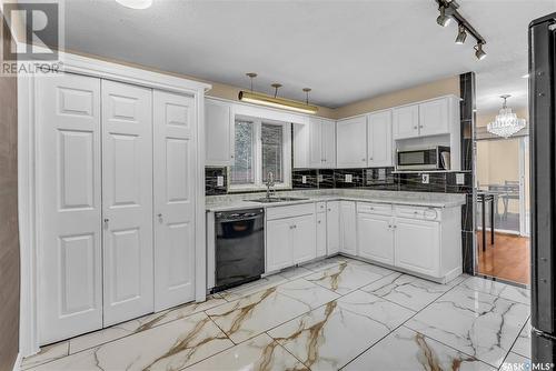 431 Chitek Crescent, Saskatoon, SK - Indoor Photo Showing Kitchen