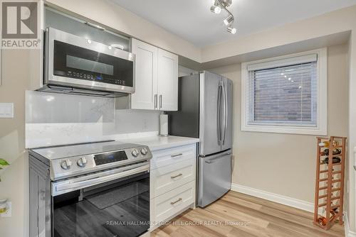 25 Bibby Court, Barrie, ON - Indoor Photo Showing Kitchen