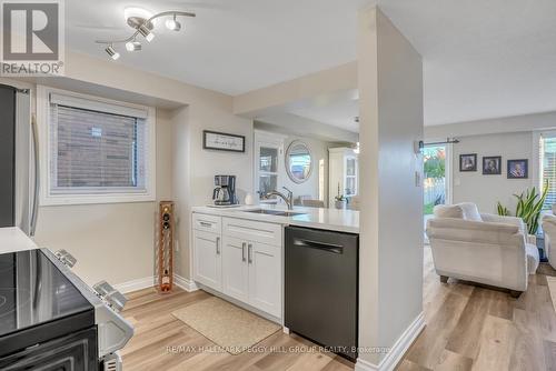 25 Bibby Court, Barrie, ON - Indoor Photo Showing Kitchen