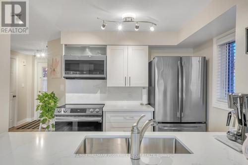 25 Bibby Court, Barrie, ON - Indoor Photo Showing Kitchen With Double Sink