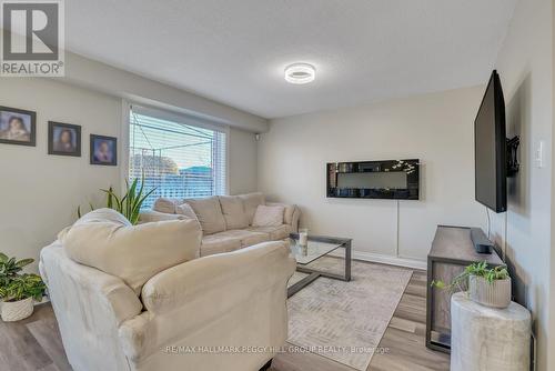 25 Bibby Court, Barrie, ON - Indoor Photo Showing Living Room