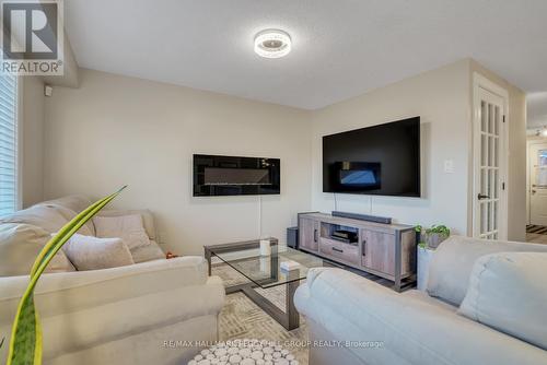 25 Bibby Court, Barrie, ON - Indoor Photo Showing Living Room