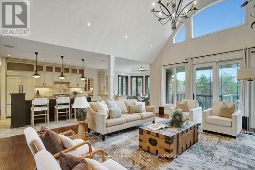 209 Hume Road, Puslinch, ON - Indoor Photo Showing Living Room