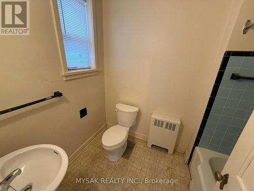 17 Webber Avenue, Hamilton, ON - Indoor Photo Showing Bathroom