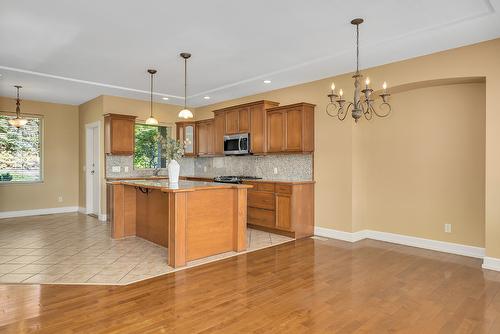 1592 Merlot Drive, West Kelowna, BC - Indoor Photo Showing Kitchen