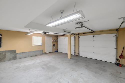 1592 Merlot Drive, West Kelowna, BC - Indoor Photo Showing Garage