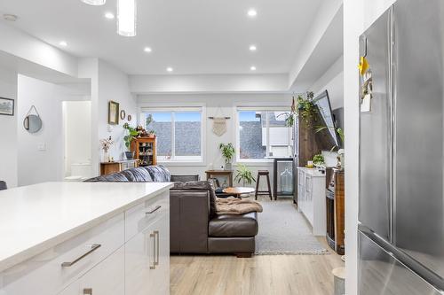 7-1354 Rutland Road, Kelowna, BC - Indoor Photo Showing Kitchen