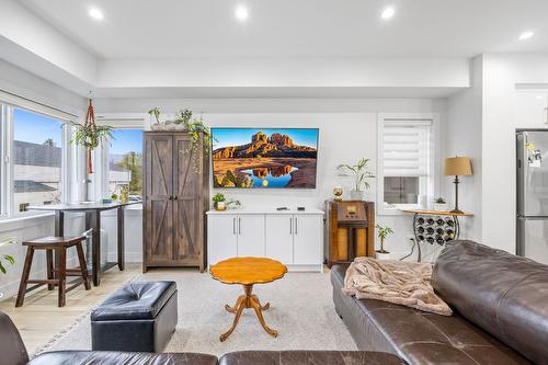 7-1354 Rutland Road, Kelowna, BC - Indoor Photo Showing Living Room