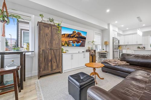 7-1354 Rutland Road, Kelowna, BC - Indoor Photo Showing Living Room