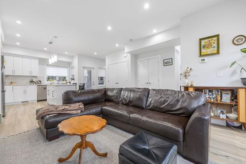 7-1354 Rutland Road, Kelowna, BC - Indoor Photo Showing Living Room