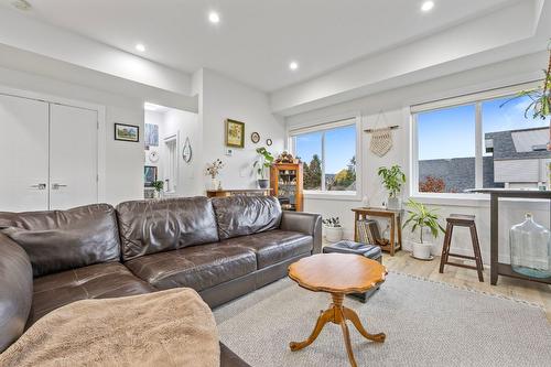 7-1354 Rutland Road, Kelowna, BC - Indoor Photo Showing Living Room