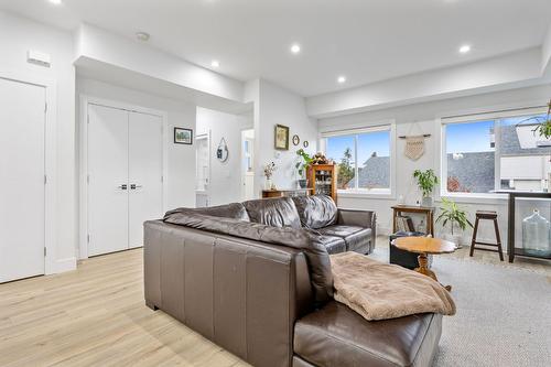 7-1354 Rutland Road, Kelowna, BC - Indoor Photo Showing Living Room