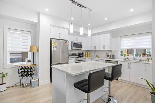 7-1354 Rutland Road, Kelowna, BC - Indoor Photo Showing Kitchen With Upgraded Kitchen