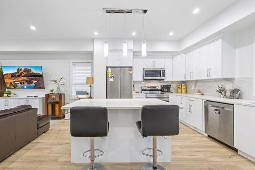 7-1354 Rutland Road, Kelowna, BC - Indoor Photo Showing Kitchen With Stainless Steel Kitchen With Upgraded Kitchen