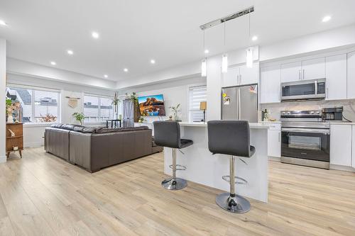 7-1354 Rutland Road, Kelowna, BC - Indoor Photo Showing Kitchen