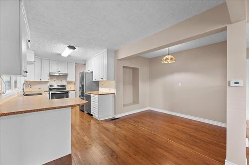 2002 Ethel Street, Kelowna, BC - Indoor Photo Showing Kitchen