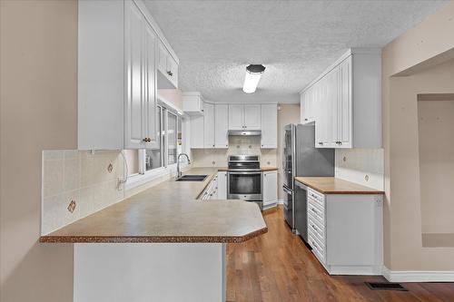 2002 Ethel Street, Kelowna, BC - Indoor Photo Showing Kitchen With Double Sink