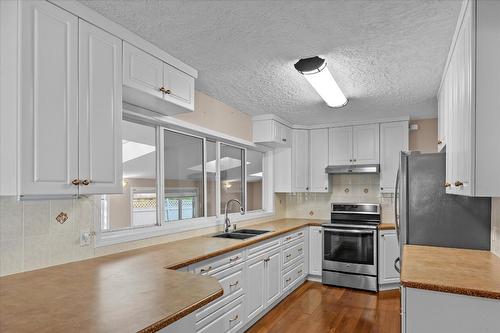 2002 Ethel Street, Kelowna, BC - Indoor Photo Showing Kitchen With Double Sink