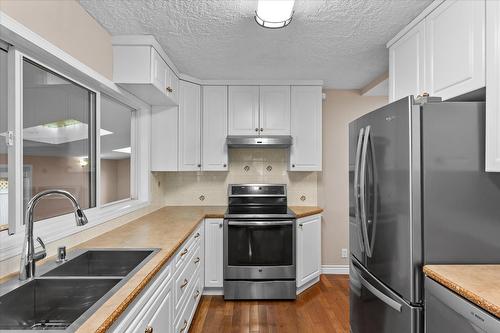 2002 Ethel Street, Kelowna, BC - Indoor Photo Showing Kitchen With Double Sink