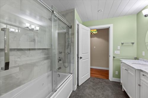 2002 Ethel Street, Kelowna, BC - Indoor Photo Showing Bathroom