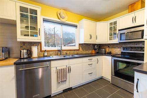 1601 Douglas Street, Revelstoke, BC - Indoor Photo Showing Kitchen With Double Sink