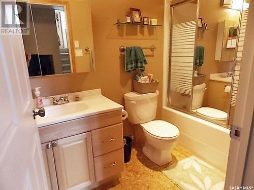 717 3Rd Avenue W, Meadow Lake, SK - Indoor Photo Showing Bathroom