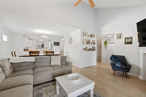 8-788 Rutland Road, Kelowna, BC - Indoor Photo Showing Living Room