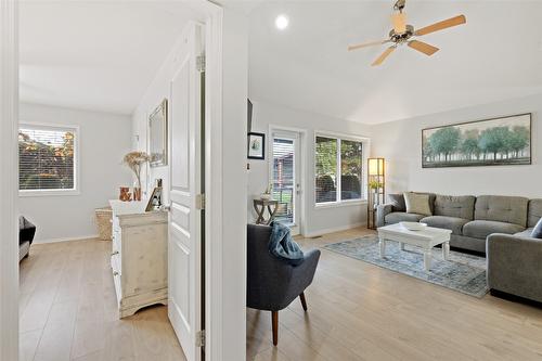 8-788 Rutland Road, Kelowna, BC - Indoor Photo Showing Living Room